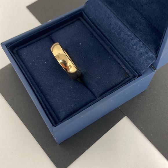 Size 12   6mm Comfort Fit Wedding Ring Yellow Gold and 9.6g gold - Picture 6 of 6